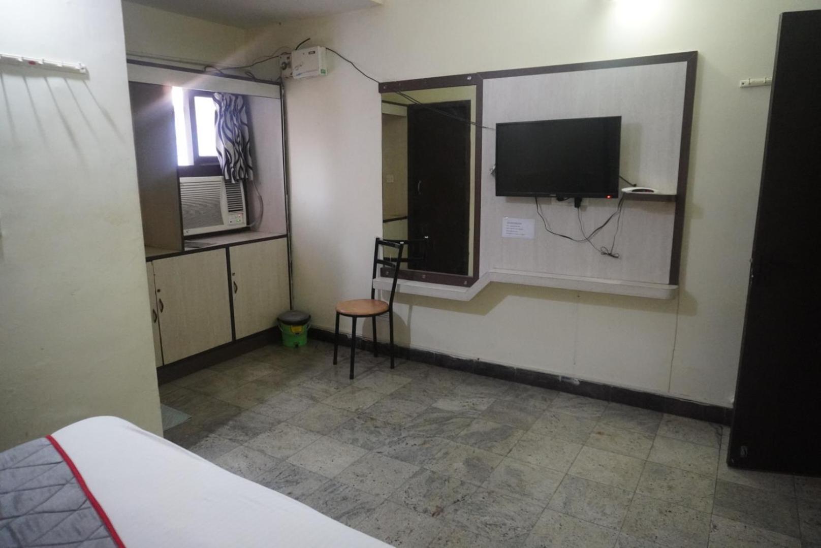 The Dolphin Park Hotel, Virugambakkam Chennai Exterior photo